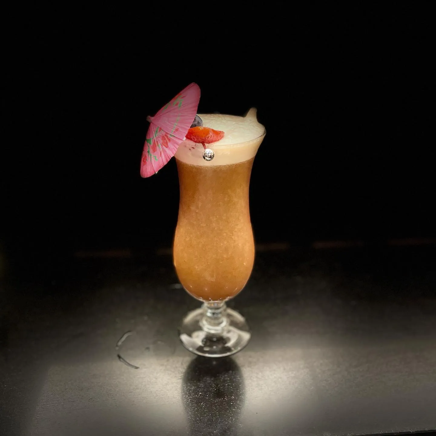 Cocktail hurricane fruité avec ombrelle